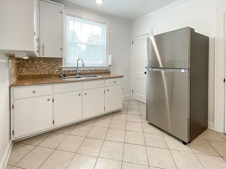 735 E 52nd St — Photo 9