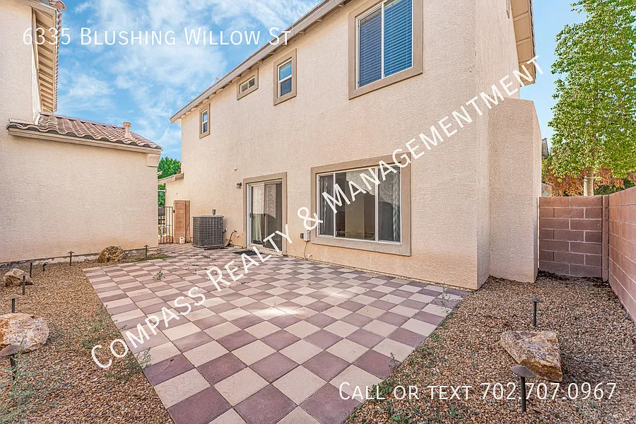 This stunning 3-bedroom 2 car garage rental — Photo 2