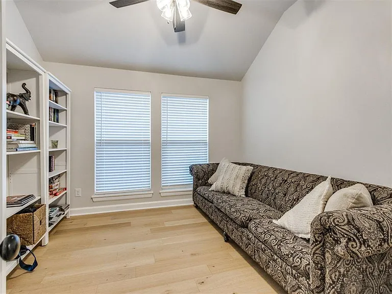 10516 NW 33rd Pl — Photo 23