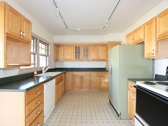 3rd image of 905 Ryan Ave