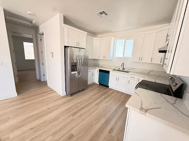 22657 Valerio St #22655 — Photo 6