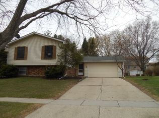 55 Devonshire Cir, Elgin, IL 60123