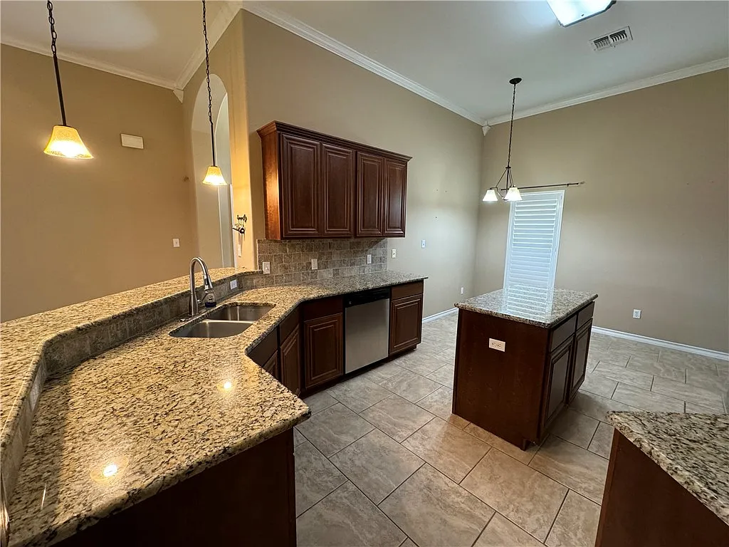 4 bed, 2124 sqft, $2,500 — Photo 3