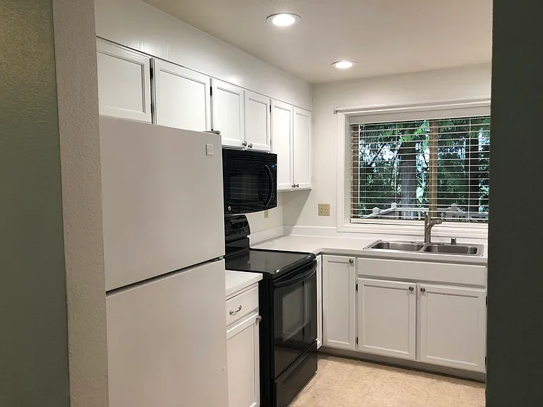 530 NW Carolyn Ln — Photo 7