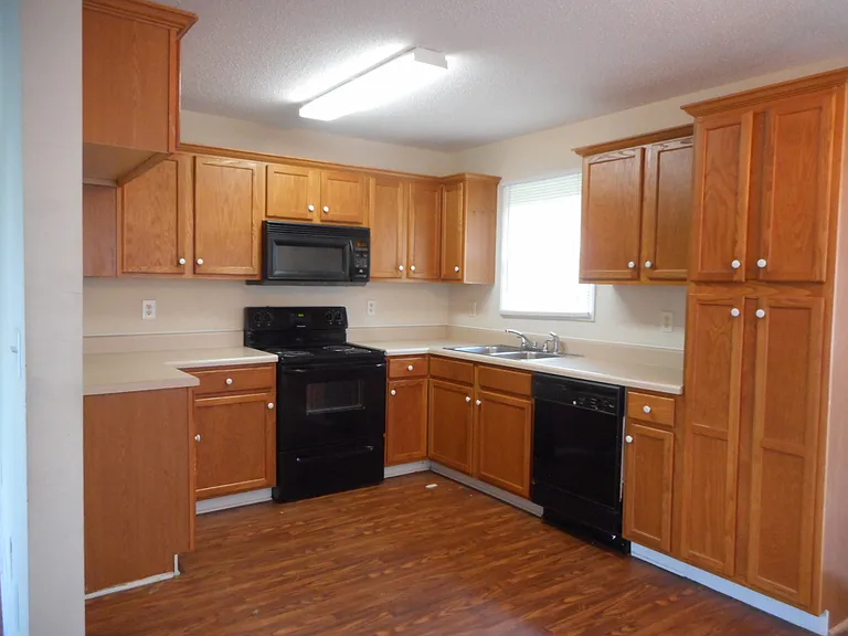 100 Fairfax Dr — Photo 2