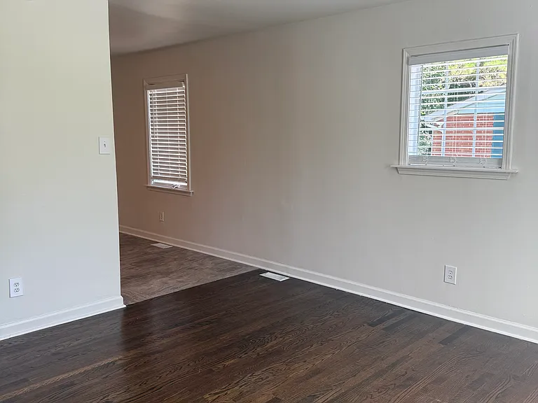 2311 Crestview Dr — Photo 10