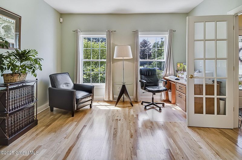 4th image of 9 Oakline Court