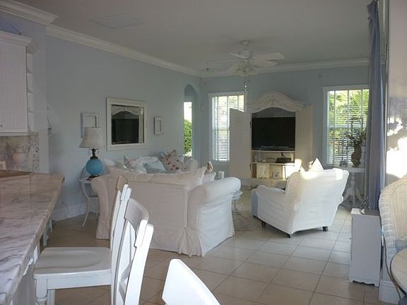 Spacious FR Crown Molding
