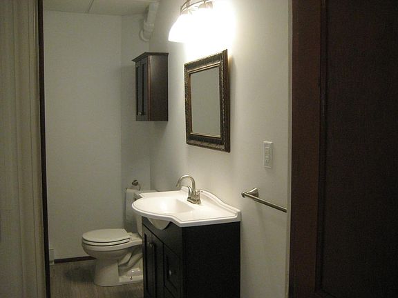 Bathroom (Picture 2)