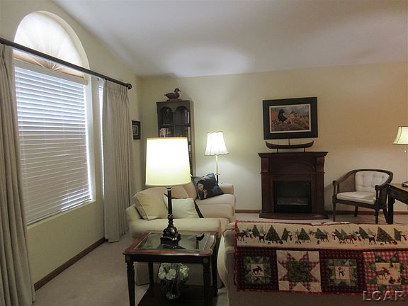 3rd image of 1403 Carriage Dr