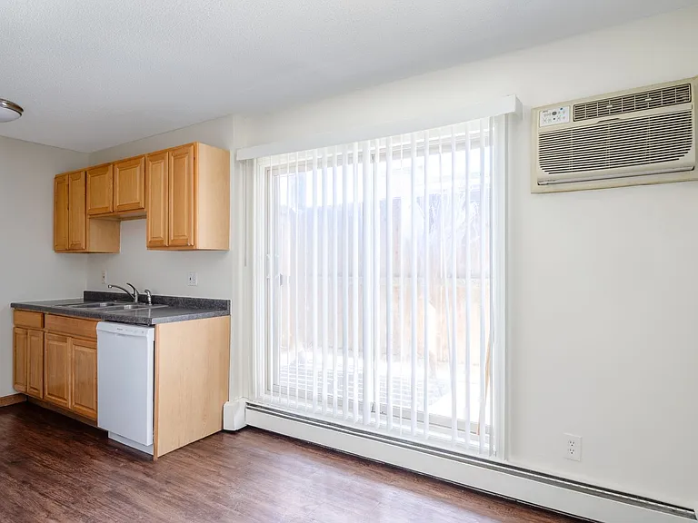 2122 Grand Ave S — Photo 18