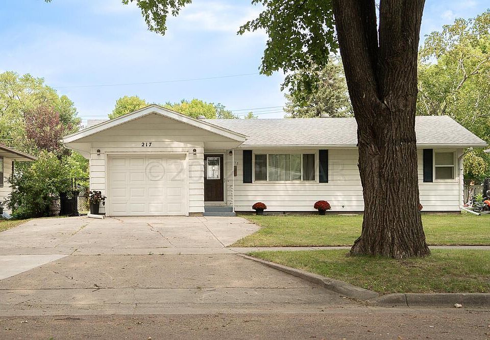 1st image of 217 26th Ave N