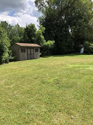 2nd image of 829 E Circle Dr