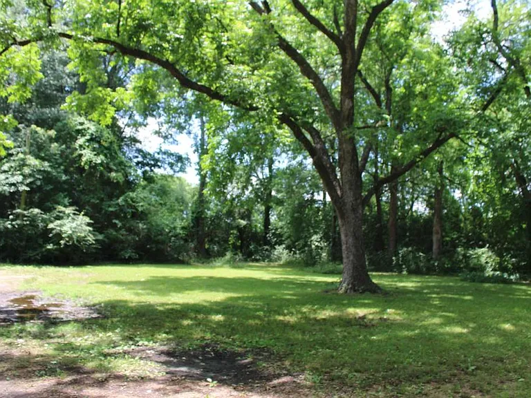 102 Pecan Ln — Photo 2