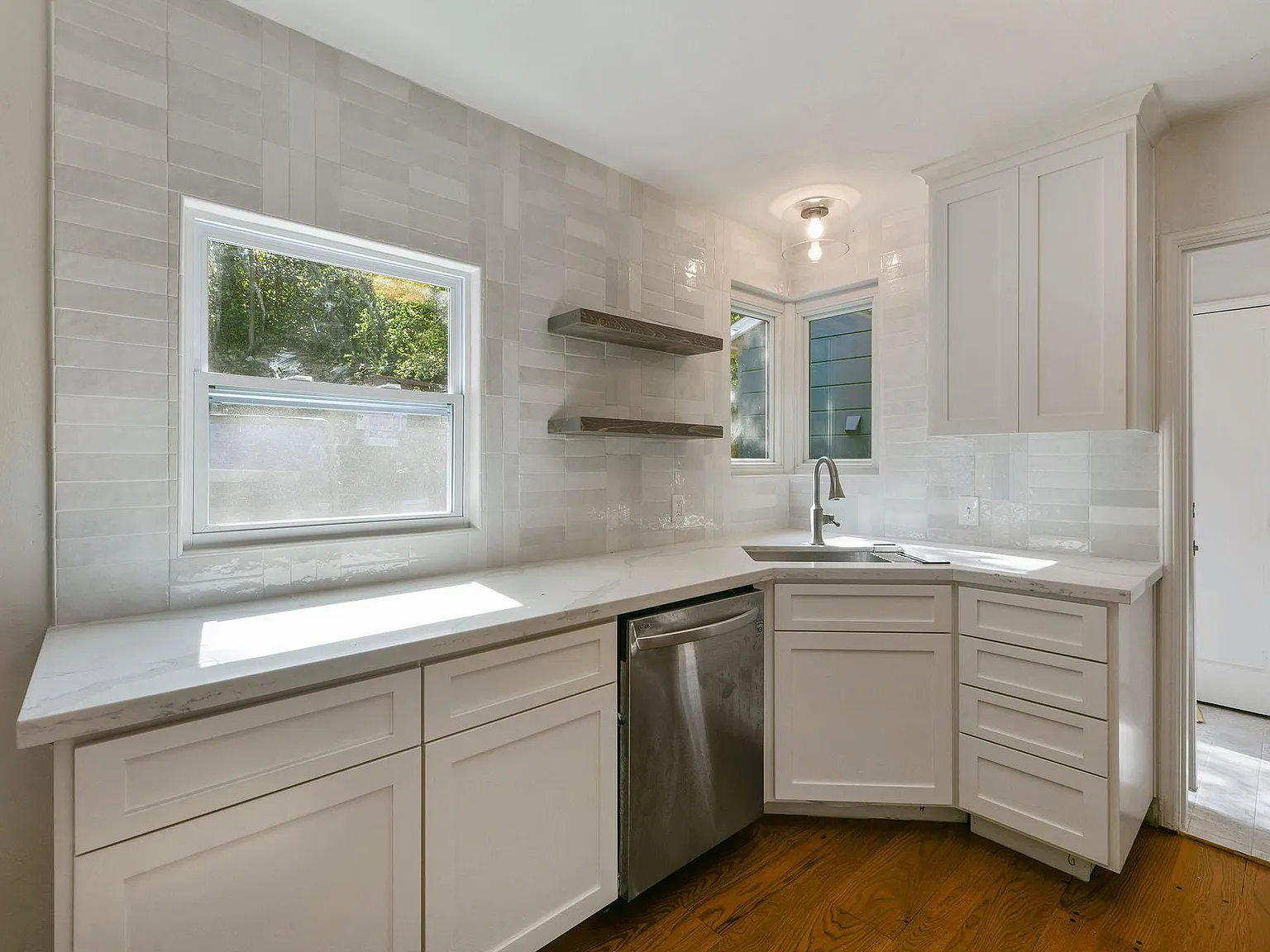 925 Hawthorn Dr — Photo 3