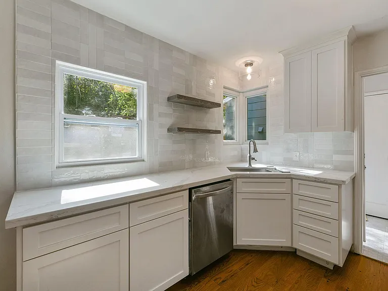 925 Hawthorn Dr — Photo 3