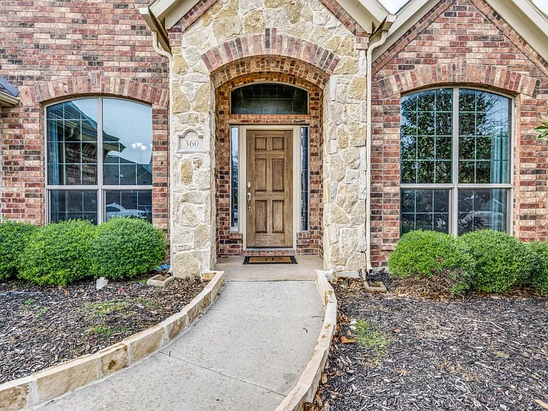 360 Falstaff Dr — Photo 2