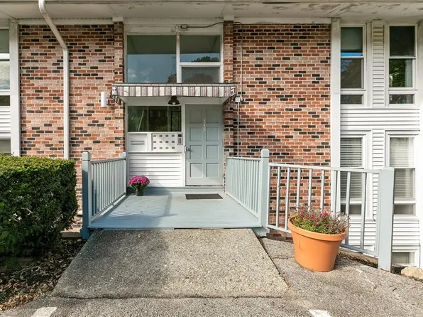 345 Main Rd APT 204, Tiverton, RI 02878