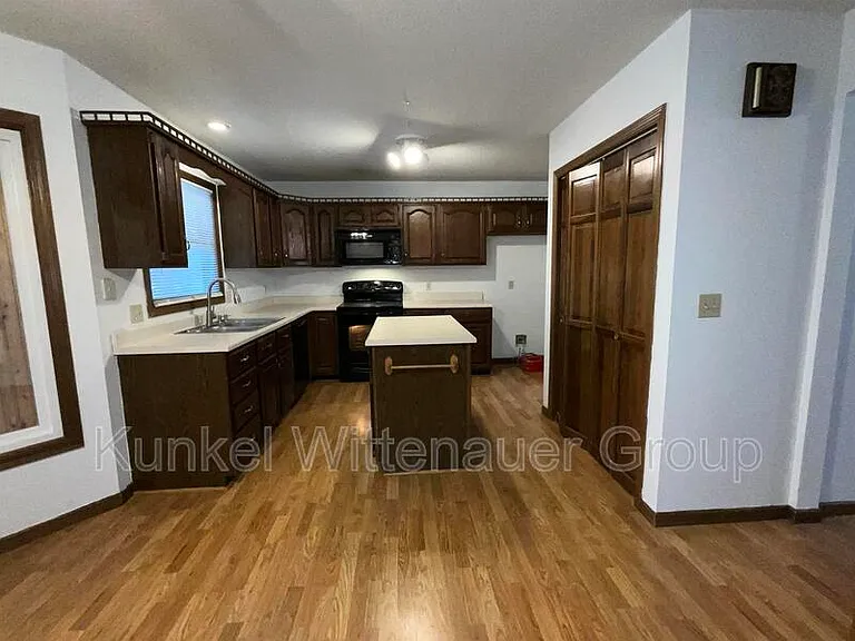 2020 Greenbrier Dr — Photo 5