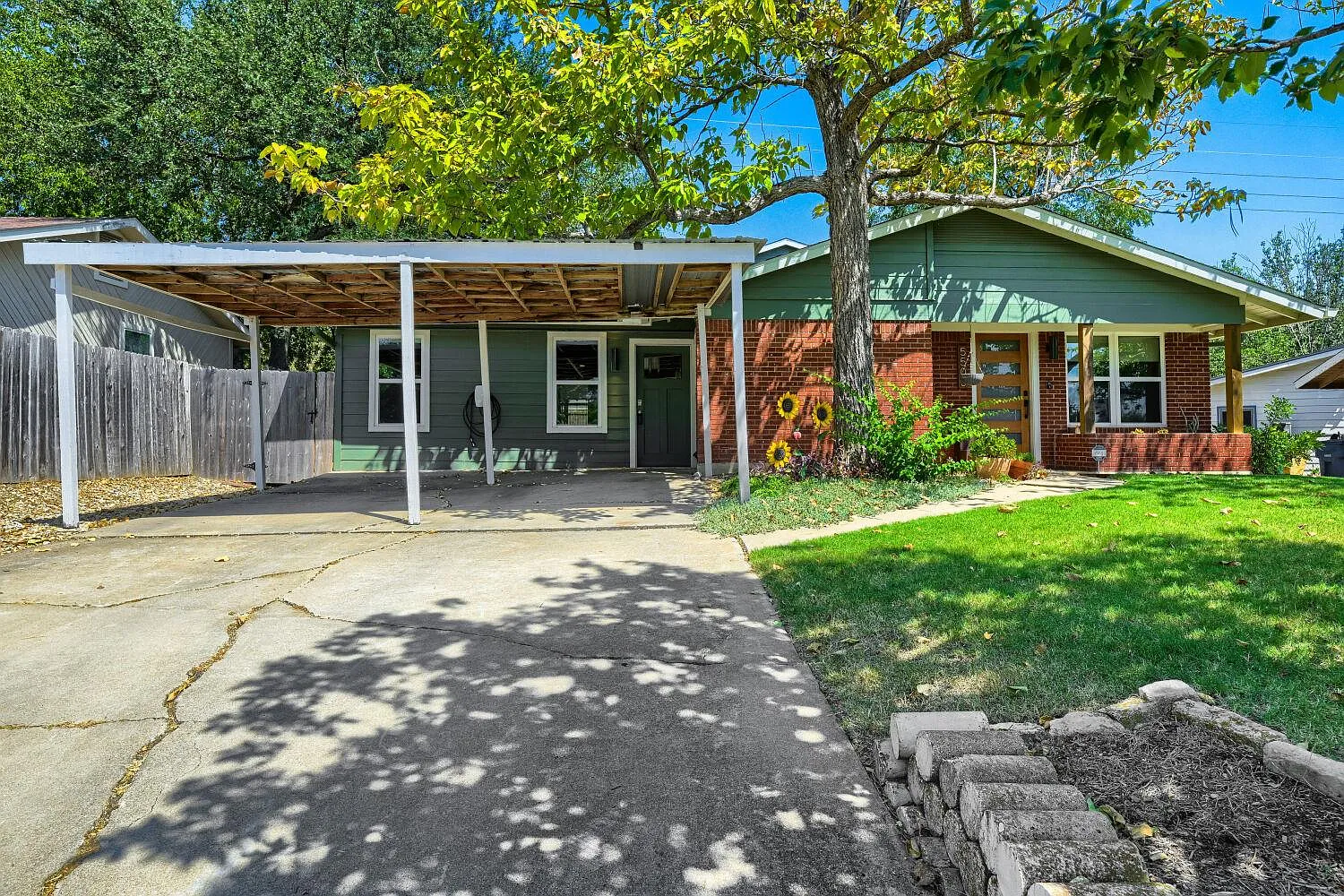 4 bed, 3.0 bath, 2340 sqft, $3,600 — Photo 2