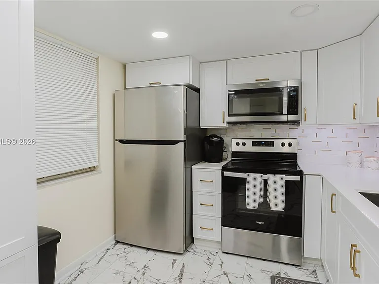 424 SE 10th St #204 — Photo 5