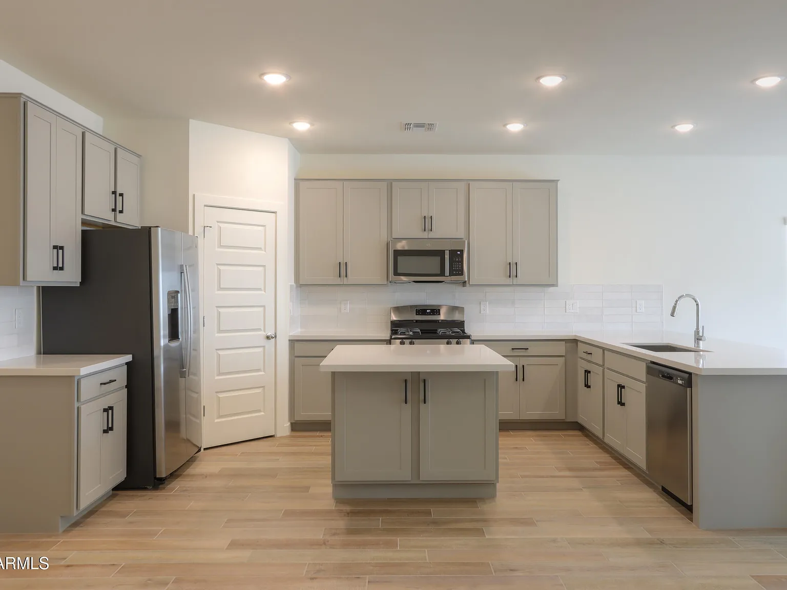 5 bed, 3.0 bath, 2050 sqft, $2,200 — Photo 2
