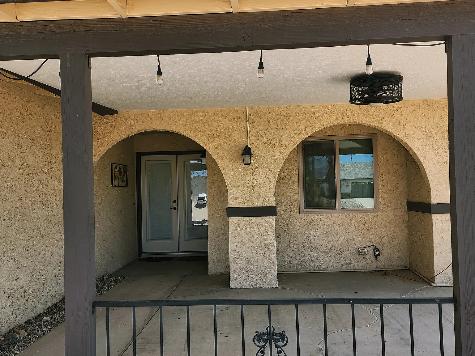 Charming 3-Bedroom Home with Scenic Lake Views and Serene Outdoor Spac — Photo 2