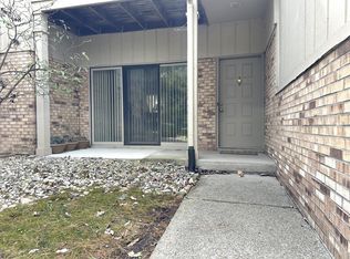 29237 Laurel Dr, Farmington, MI 48331