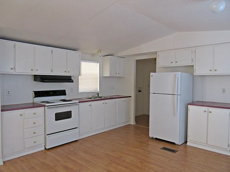 11822 S Sandra Ave — Photo 3