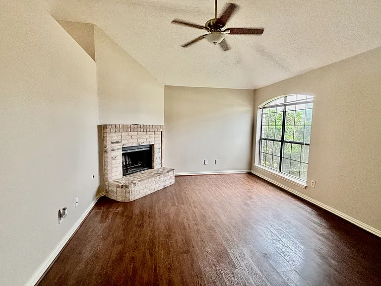 1701 Hillside Dr — Photo 3