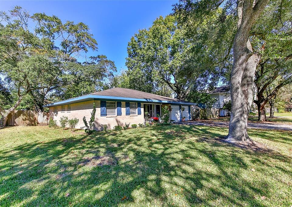 1st image of 2214 Redwood Dr