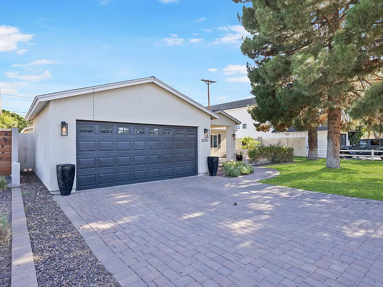 3247 E Roma Ave — Photo 3