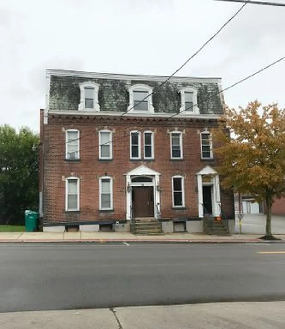 13 North Maple Ave — Photo 1