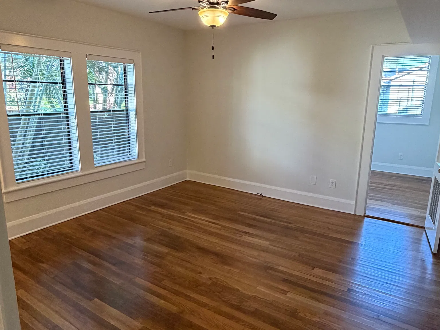 1813 W Hills Ave — Photo 2