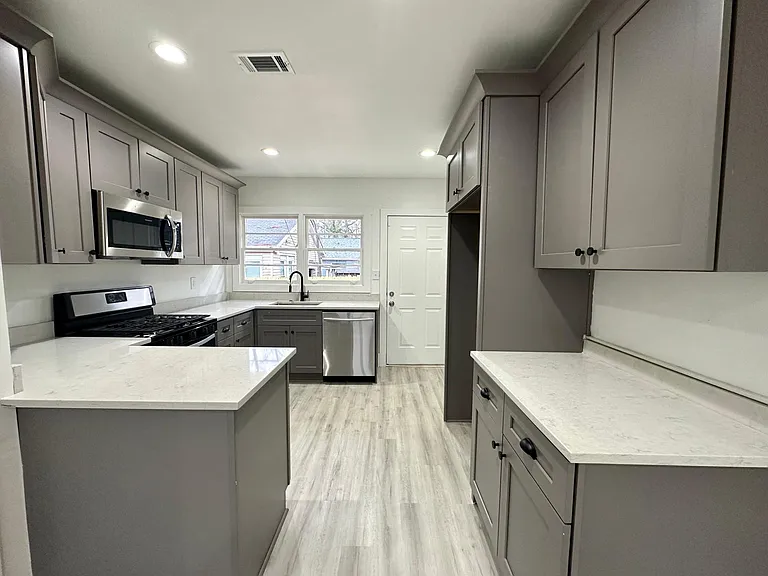 1076 Donnelly Ave SW #A — Photo 6