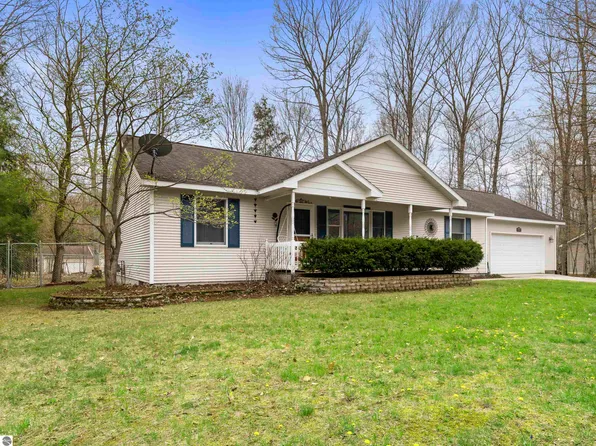 19275 Beechridge Dr, Lake Ann, MI 49650