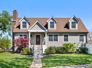 881 S Chatham Ave, Elmhurst, IL 60126