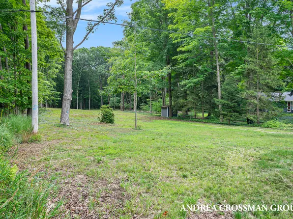 2149 Lakeshore Dr, Fennville, MI 49408