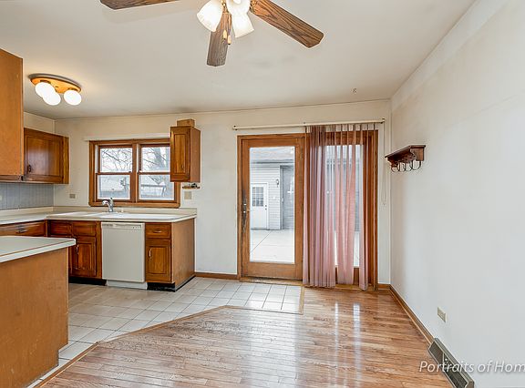 5th image of 153 W Altgeld Ave