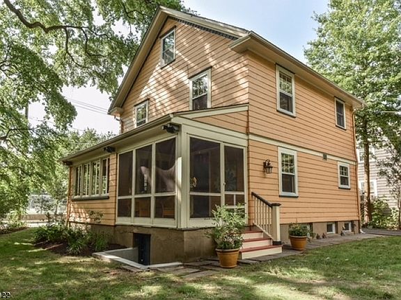 4th image of 17 Essex Ave