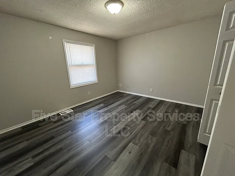 Lake Shore Apartments — Photo 6