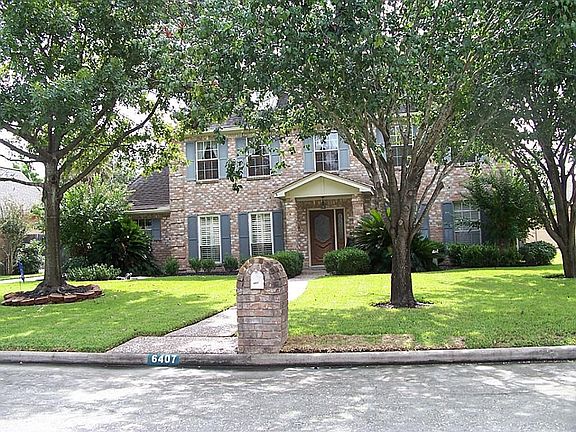 Well manicured lawn. Culdesac location