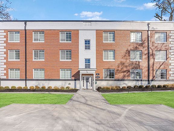 Icon Downtown Durham boasts modern architecture and inviting curb appeal, making it an ideal choice for urban living. Explore spacious interiors, top-notch amenities, and a vibrant community. Don't miss your chanceschedule a visit today!