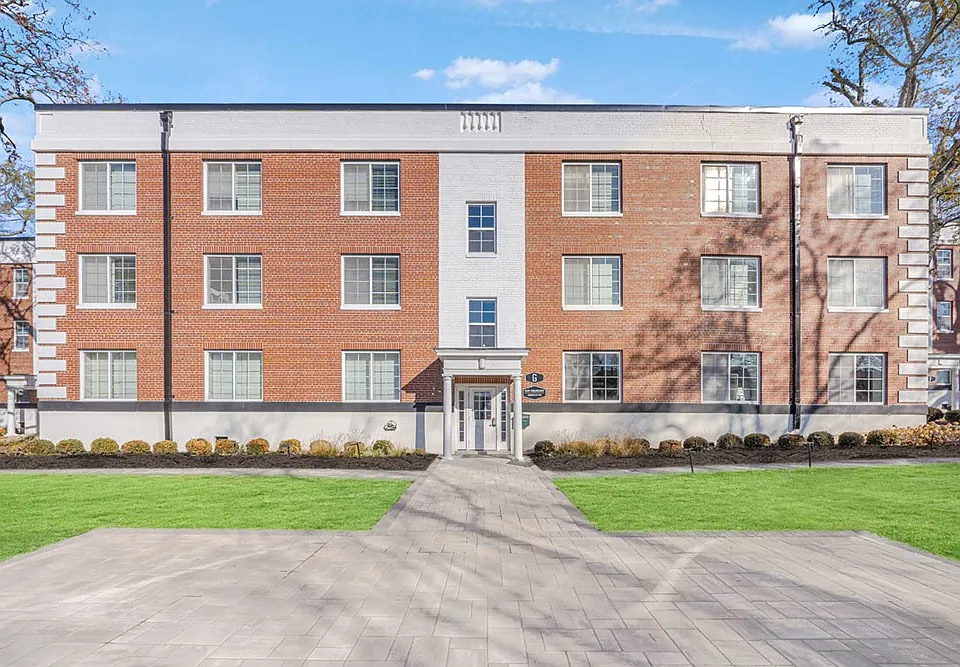 Icon Downtown Durham boasts modern architecture and inviting curb appeal, making it an ideal choice for urban living. Explore spacious interiors, top-notch amenities, and a vibrant community. Don't miss your chanceschedule a visit today!