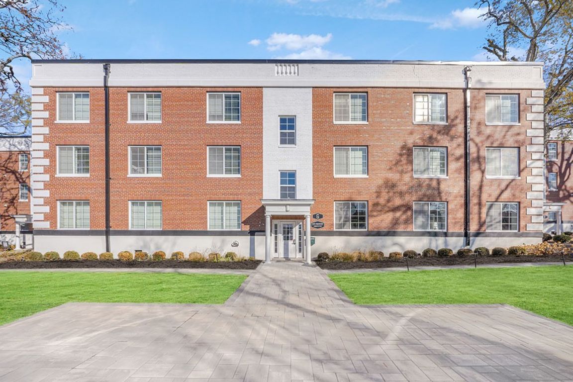 Icon Downtown Durham boasts modern architecture and inviting curb appeal, making it an ideal choice for urban living. Explore spacious interiors, top-notch amenities, and a vibrant community. Don't miss your chanceschedule a visit today!