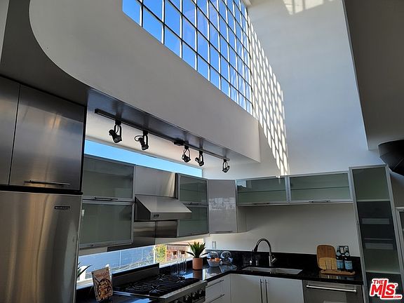 5th image of 1016 Pier Ave Unit 4