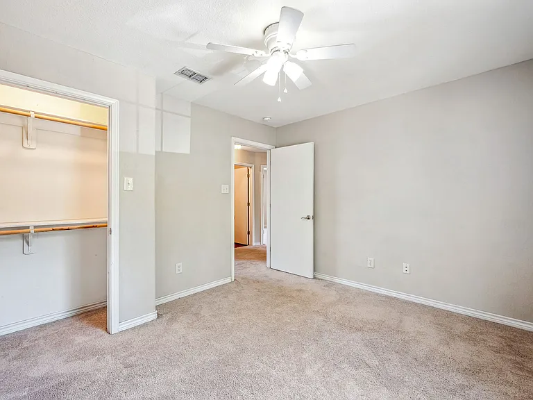 1401 N Columbia St — Photo 11