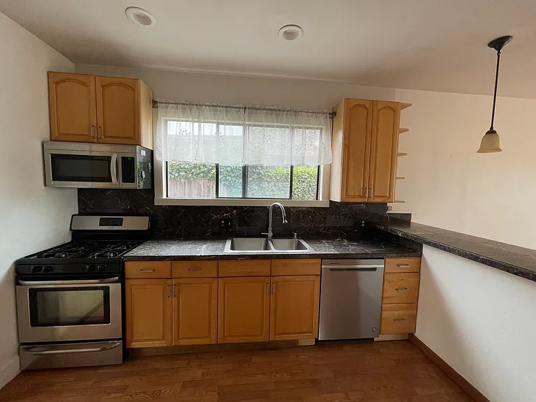 249 Hawthorne St — Photo 12