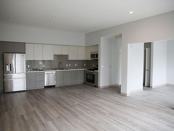 3rd image of 10925 Hartsook St #201