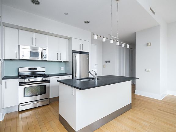 5th image of 4 Beacon Way APT 700